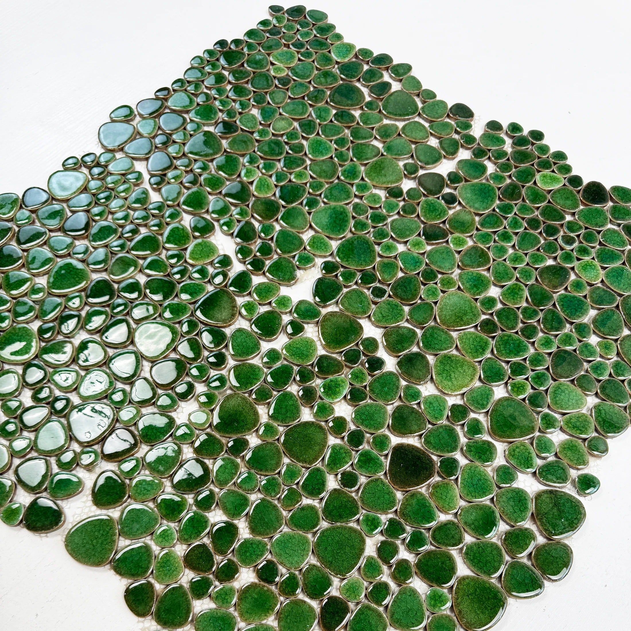 Kelly green round ice crack porcelain mosaic with a glossy finish. Ideal for bathrooms, kitchens, accent walls, and modern decorative interior designs.
